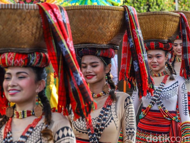 Pesona Budaya Dunia Warnai CFD Jakarta, 7 Negara Tampil Memukau
