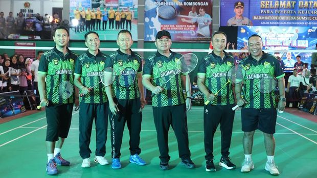 Gubernur Sumsel Herman Deru turut meramaikan gelaran Badminton Kapolda Cup 2026.