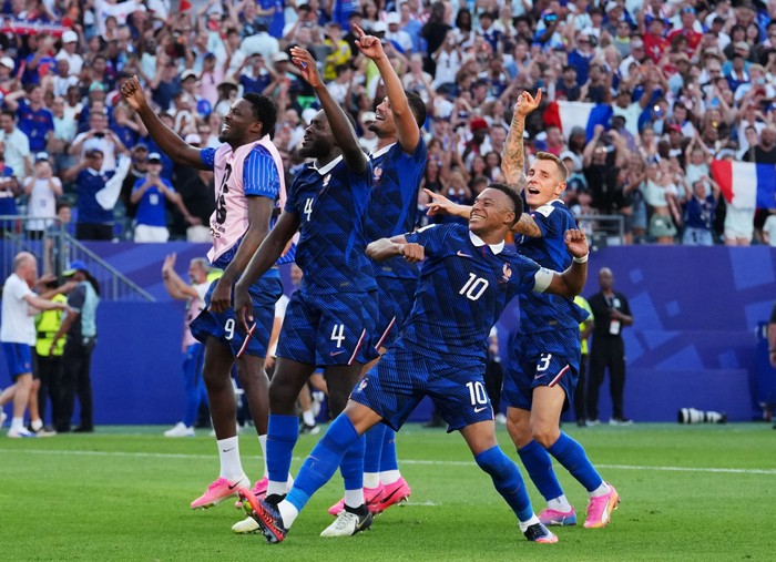 Soccer Football - FIFA World Cup 2026 - Round of 16 - Paraguay v France - Philadelphia Stadium, Philadelphia, Pennsylvania, U.S. - July 4, 2026 Frances Kylian Mbappe, Lucas Digne, Dayot Upamecano, William Saliba and Marcus Thuram celebrate after the match IMAGN IMAGES via Reuters/James Lang
