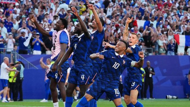 Prancis Soccer Football - FIFA World Cup 2026 - Round of 16 - Paraguay v France - Philadelphia Stadium, Philadelphia, Pennsylvania, U.S. - July 4, 2026 France's Kylian Mbappe, Lucas Digne, Dayot Upamecano, William Saliba and Marcus Thuram celebrate after the match IMAGN IMAGES via Reuters/James Lang