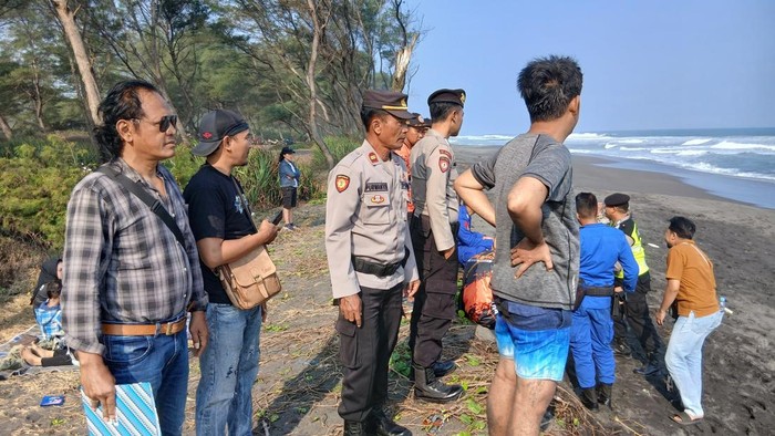 Proses pencarian MBR (8), bocah laki-laki yang dilaporkan terseret ombak di Pantai Goa Cemara, Gadingsari, Sanden, Bantul, Minggu (5/7/2026).