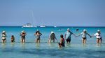 Rantai Manusia di Pantai! Warga Mallorca Protes Pariwisata Berlebihan, Desak Perlindungan Pesisir