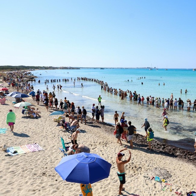 Rantai Manusia di Pantai! Warga Mallorca Protes Pariwisata Berlebihan, Desak Perlindungan Pesisir