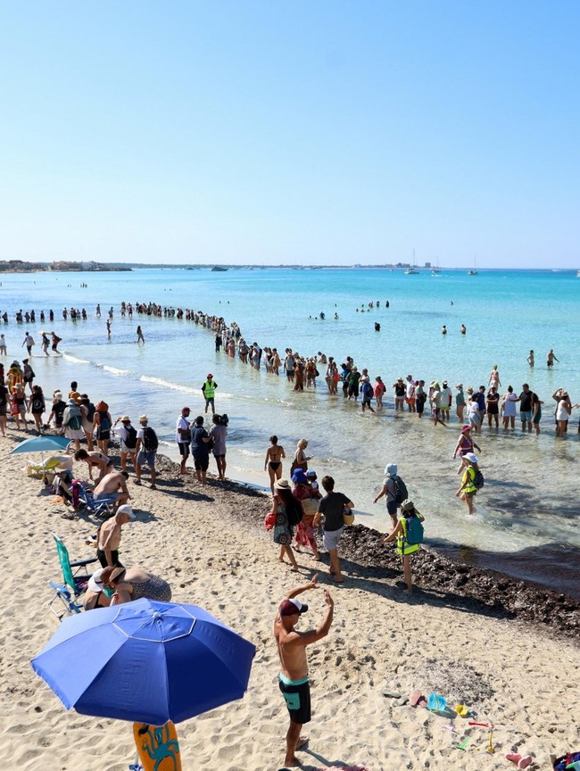 Rantai Manusia di Pantai! Warga Mallorca Protes Pariwisata Berlebihan, Desak Perlindungan Pesisir