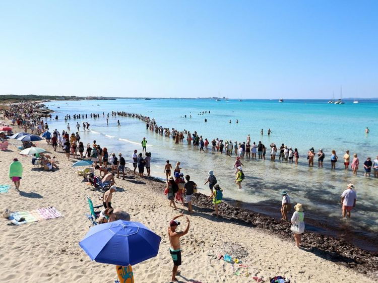 Rantai Manusia di Pantai! Warga Mallorca Protes Pariwisata Berlebihan, Desak Perlindungan Pesisir
