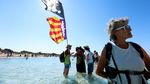 Rantai Manusia di Pantai! Warga Mallorca Protes Pariwisata Berlebihan, Desak Perlindungan Pesisir