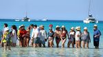 Rantai Manusia di Pantai! Warga Mallorca Protes Pariwisata Berlebihan, Desak Perlindungan Pesisir