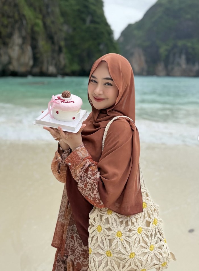 Ria Ricis Hobi Berbagi, dari Traktir Jajan hingga Borong Pedagang Makanan!