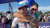 Rima Melati Adams digendong anaknya setelah menyelesaikan virgin full marathon. Aku akan berbagi perjalanan ini, tapi sekarang, berikar aku waktu untuk beristirahat dan MAKAN! Kaki rasa mau copot cuy! Nyut nyut nyut, tulisnya. (Foto: dok Instagram rimamelati)