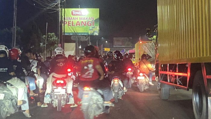 Suasana anggota PSHT menutup jalan menyebabkan kemacetan di Jalan Semarang-Solo, Kecamatan Banyumanik, Kota Semarang, Minggu (5/7/2026).