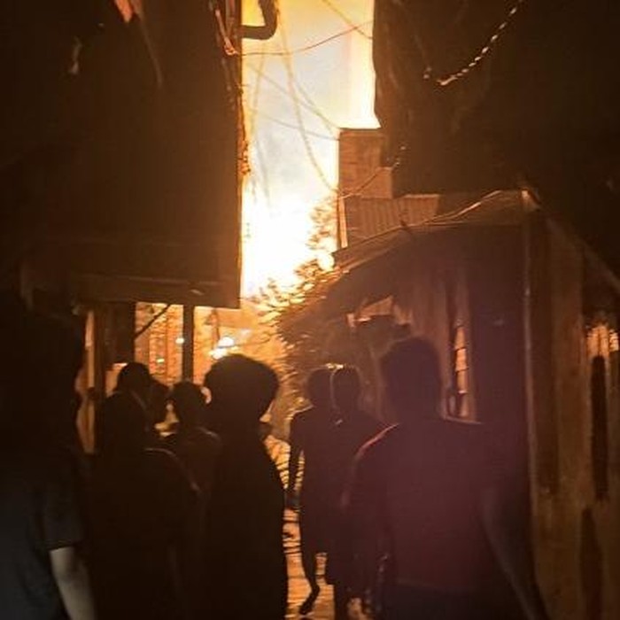 Rumah di Palmerah, Jakarta Barat (Jakbar), dilanda kebakaran. Puluhan petugas pemadam kebakaran (damkar) dikerahkan untuk memadamkan api. (dok Damkar DKI)