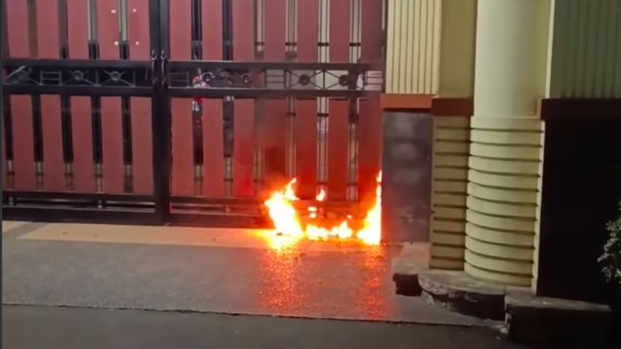 Rumah pengacara di Jaktim dilempar bom molotov. Dia menduga peristiwa itu berkaitan dengan kasus yang ditanganinya soal sengketa lahan. (Dok. Istimewa/repro)