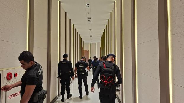 Satuan Brimob Polda Metro Jaya mengerahkan Unit Penjinak Bom (Jibom) untuk melakukan sterilisasi di Bandara Halim Perdanakusuma, Jakarta Timur (Jaktim).