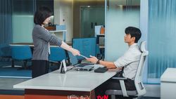 Mantan Istri Seo In Guk Guncang Park Ji Hyun di See You At Work Tomorrow!