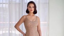 Gaya Selena Gomez Bergaun Emas Berkilau ke Pernikahan Taylor Swift
