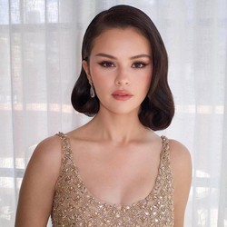 Gaya Selena Gomez Bergaun Emas Berkilau ke Pernikahan Taylor Swift