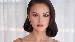 Gaya Selena Gomez Bergaun Emas Berkilau ke Pernikahan Taylor Swift