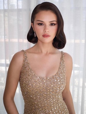 Gaya Selena Gomez Bergaun Emas Berkilau ke Pernikahan Taylor Swift