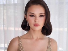 Gaya Selena Gomez Bergaun Emas Berkilau ke Pernikahan Taylor Swift