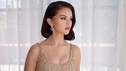 Gaya Selena Gomez Bergaun Emas Berkilau ke Pernikahan Taylor Swift