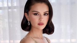Gaya Selena Gomez Bergaun Emas Berkilau ke Pernikahan Taylor Swift
