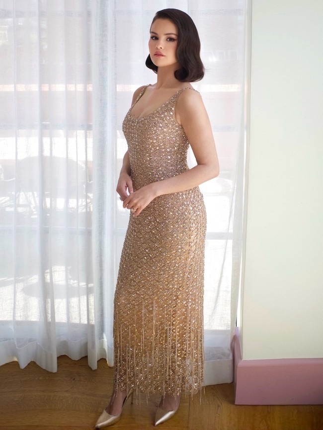 Gaun menghadirkan nuansa glamor klasik dengan taburan kristal. Detail rumbai pada bagian bawah menciptakan efek anggun saat melangkah. Foto: Instagram/@sooparkmakeup