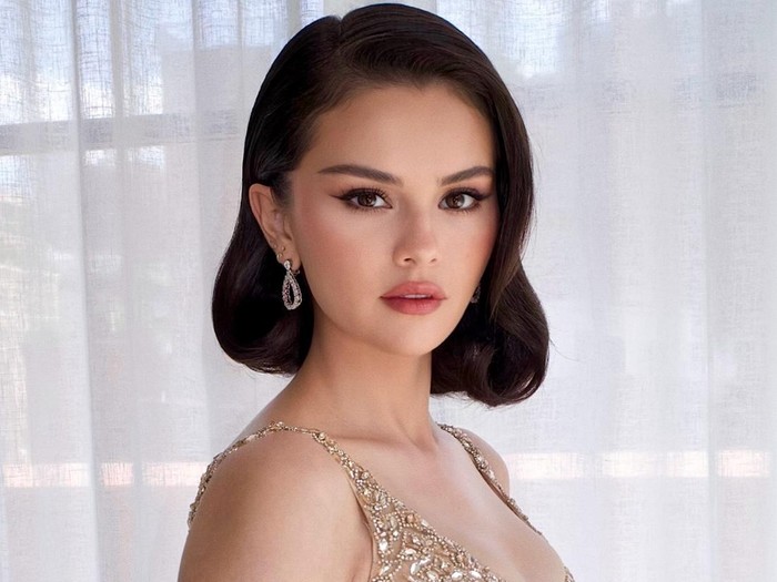 Penampilan glamor Selena Gomez di pernikahan Taylor Swift.