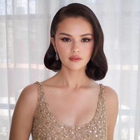 Selena merupakan satu di antara sekitar 1.000 tamu yang menyaksikan Taylor Swift dan Travis Kelce resmi menikah dalam pesta mewah yang digelar di Madison Square Garden (MSG), New York. Tak hanya hadir di hari pernikahan, bintang serial ‘Only Murders in the Building’ itu juga mengikuti acara makan malam gladi resik yang lebih intim sehari sebelumnya. Foto: Instagram/@sooparkmakeup