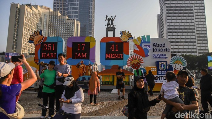 Ribuan warga memadati kawasan Car Free Day (CFD) Bundaran HI, Jakarta, Minggu (5/7/2026), untuk berolahraga sekaligus menikmati suasana akhir pekan di pusat ibu kota. Berbagai aktivitas seperti jalan santai, lari, bersepeda, hingga senam bersama mewa