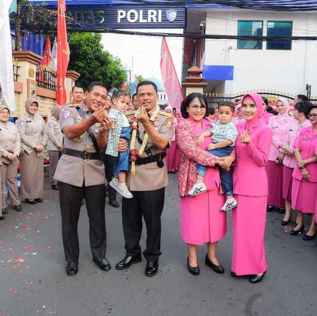 Momen Hangat Sertijab Kakorlantas, Irjen Agus Dijemput 2 Cucu