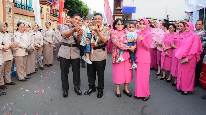 Korps Lalu Lintas (Korlantas) Polri menggelar upacara serah terima jabatan Kakorlantas dari Irjen Agus Suryonugroho kepada Irjen Wibowo di Lapangan NTMC Polri, Jakarta, Sabtu (4/7/2026).