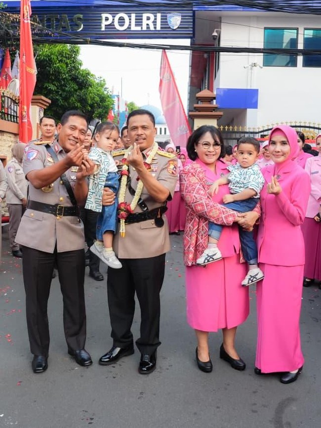 Momen Hangat Sertijab Kakorlantas, Irjen Agus Dijemput 2 Cucu