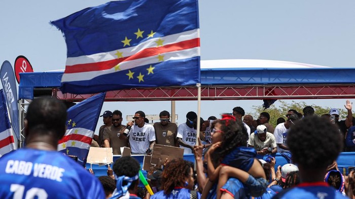 Soccer Football - FIFA World Cup 2026 - Cape Verde arrive home in Praia - Praia, Cape Verde - July 5, 2026 Cape Verde fans assemble with their national flags to welcome the team after they arrive from the United States REUTERS/Sodiq Adelakun