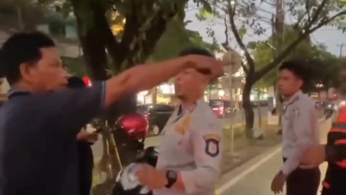 Sopir ojol hina petugas Dishub Makassar gegara mobil digembok.