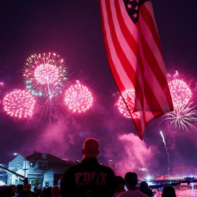 Spektakuler! Langit New York Bermandikan Kembang Api Rayakan Hari Kemerdekaan ke-250 Amerika Serikat