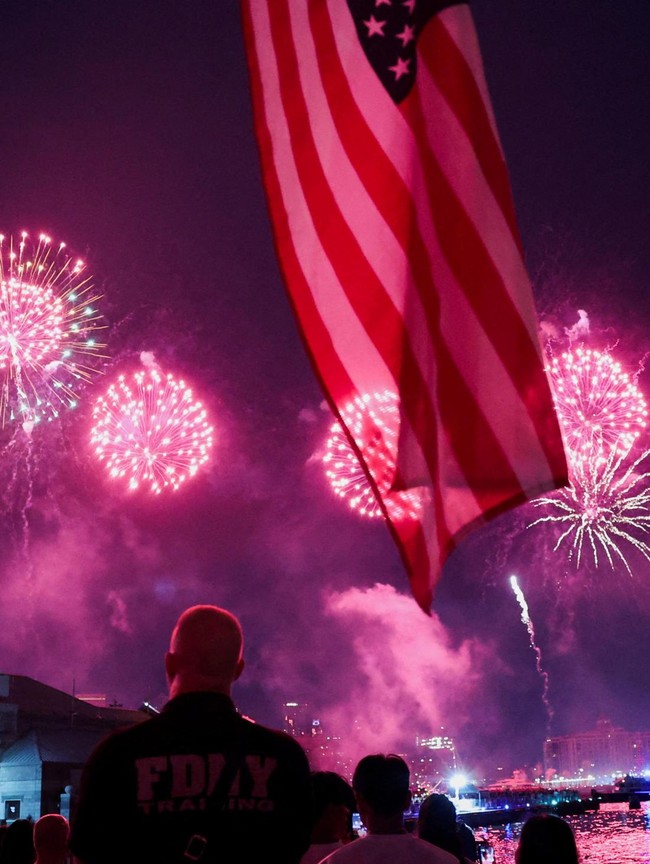 Spektakuler! Langit New York Bermandikan Kembang Api Rayakan Hari Kemerdekaan ke-250 Amerika Serikat