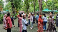 Suasana pintu masuk Kebun Binatang Surabaya (KBS) dipadati pengunjung yang memanfaatkan momen libur sekolah bersama keluarga, Minggu (5/7/2026). (Foto: Esti Widiyana/detikJatim)