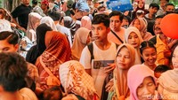 Pengunjung mengantre memasuki Kebun Binatang Surabaya saat akhir pekan libur sekolah. Hingga siang hari, jumlah pengunjung telah mencapai sekitar 13 ribu orang. (Foto: Esti Widiyana/detikJatim)