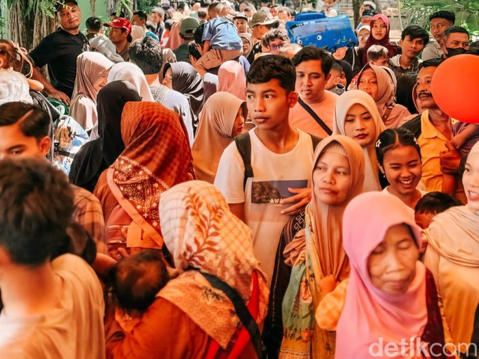 Pengunjung memadati Kebun Binatang Surabaya (KBS)