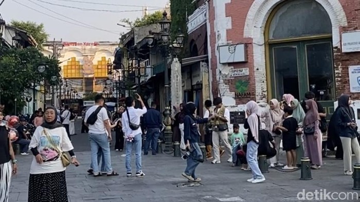 Suasana Kota Lama Semarang, Kecamatan Semarang Utara, ramai dikunjungi wisatawan, Minggu (5/7/2026) sore.