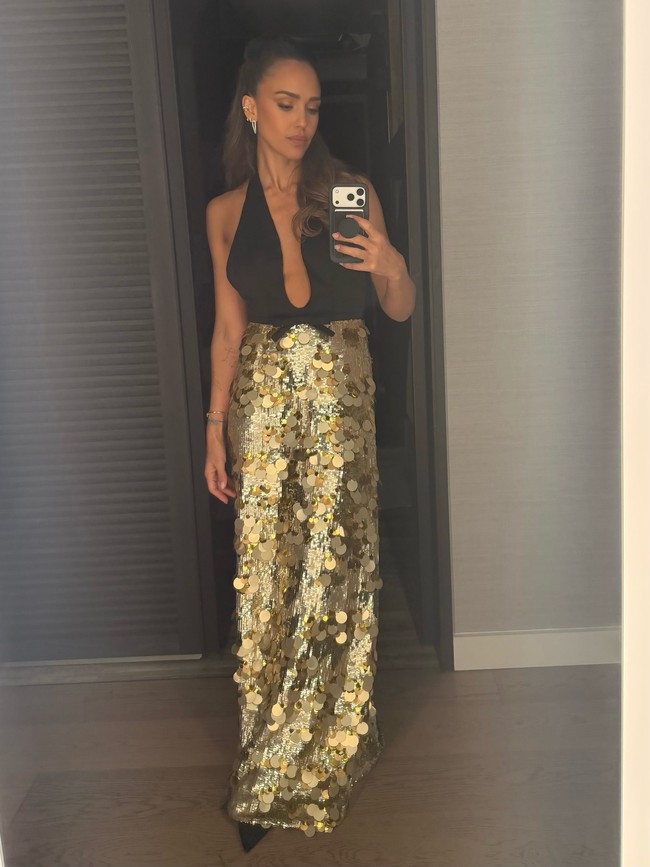 Jessica Alba juga mengenakan busana bernuansa emas. Aktris 45 tahun ini memilih gaun halter hitam dengan sequin emas dari koleksi Prada. Foto: Instagram/@jessicaalba