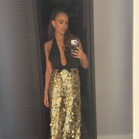 Jessica Alba juga mengenakan busana bernuansa emas. Aktris 45 tahun ini memilih gaun halter hitam dengan sequin emas dari koleksi Prada. Foto: Instagram/@jessicaalba
