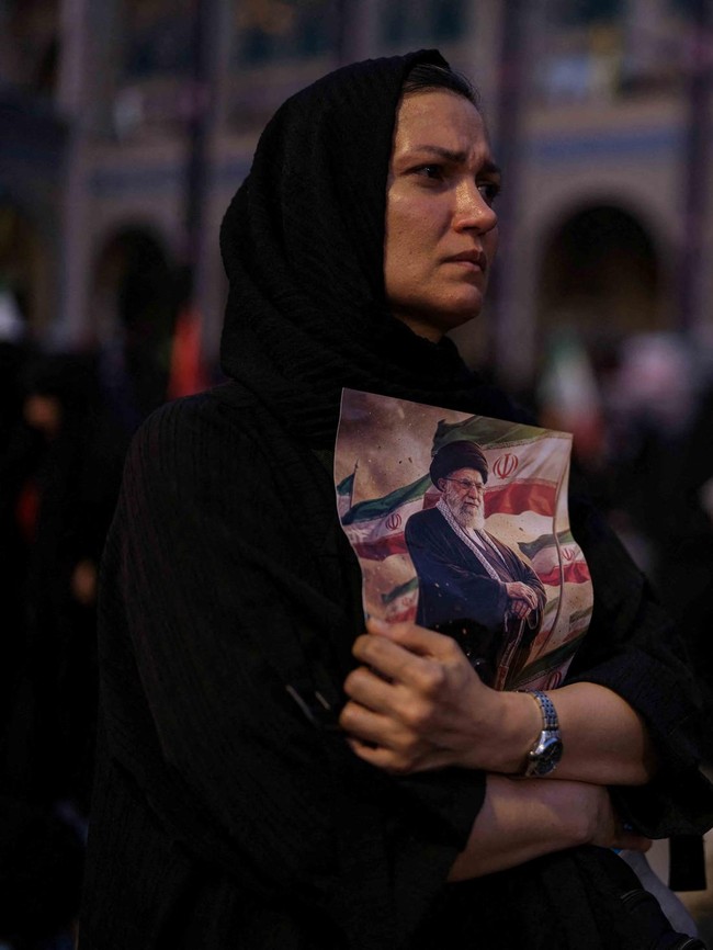 Tangis dan Doa Iringi Perpisahan Terakhir Ayatollah Ali Khamenei di Teheran