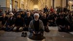 Tangis dan Doa Iringi Perpisahan Terakhir Ayatollah Ali Khamenei di Teheran