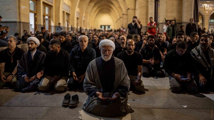 Lautan pelayat memadati Masjid Agung Imam Khomeini dan Mosalla Agung Imam Khomeini, Teheran, Iran, Sabtu (4/7/2026), untuk memberikan penghormatan terakhir kepada Ayatollah Ali Khamenei. Suasana duka begitu terasa ketika ribuan warga memanjatkan doa, membawa potret mendiang, dan mengiringi prosesi perpisahan yang berlangsung dengan khidmat. REUTERS