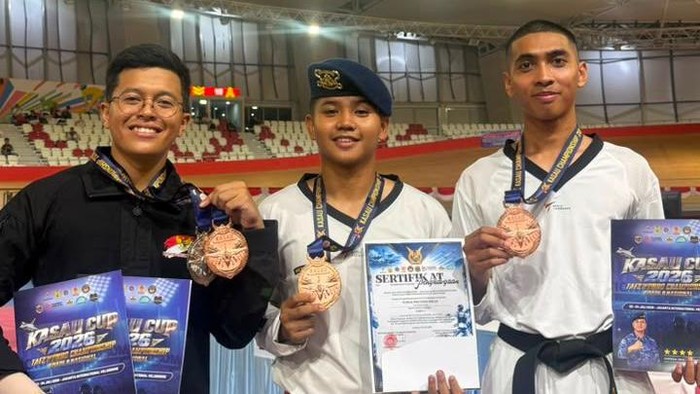 Tiga atlet Satbrimob Polda Metro menyabet 6 medali yang terdiri dari 1 emas, 1 perak, dan 4 perunggu pada Kejuaraan Taekwondo Kasau Cup TNI/Polri Nasional 2026. (dok Istimewa)