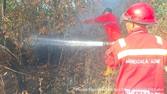 Tim Manggala Agni memadamkan karhutla di Muara Enim