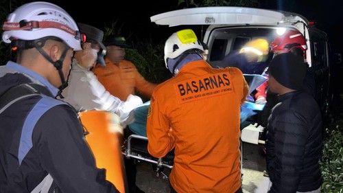 Tim SAR gabungan mengevakuasi pendaki meninggal diduga karena hipotermia di Bukit Savana Dandaun, Desa Sembalun Bumbung, Kecamatan Sembalun, Lombok Timur, NTB, Minggu (5/7/2026). (Dok. SAR Mataram)