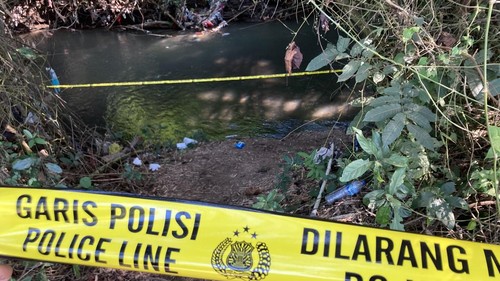 TKP I Nyoman Cita (50) ditemukan tewas di Sungai Bubuh, Desa Adat Lepang, Kecamatan Banjarangkan, Klungkung, Bali, Minggu (5/7/2026). (Fatih Kudus Jaelani/detikBali)