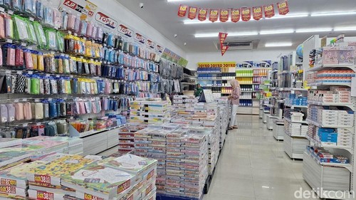 Suasana salah satu toko buku dan perlengkapan lainnya yang ada di Jalan Gajah Mada, Jempong, Sekarbela, Kota Mataram, Minggu (5/7/2026)